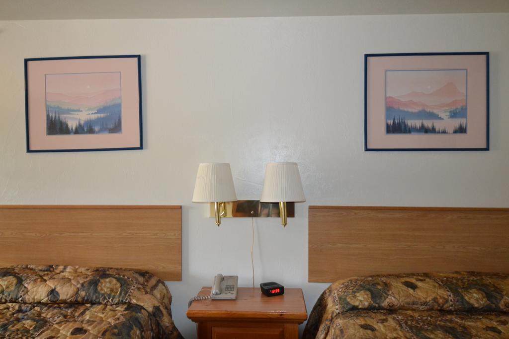 Dude & Roundup Motel West Yellowstone Buitenkant foto